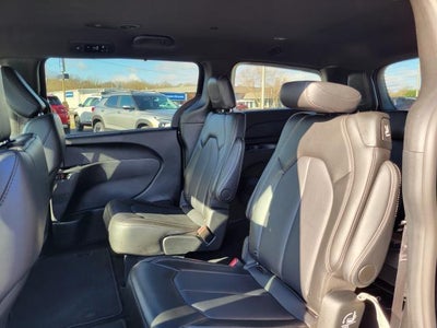 2025 Chrysler Pacifica Select