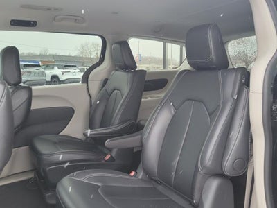 2024 Chrysler Pacifica Hybrid Select